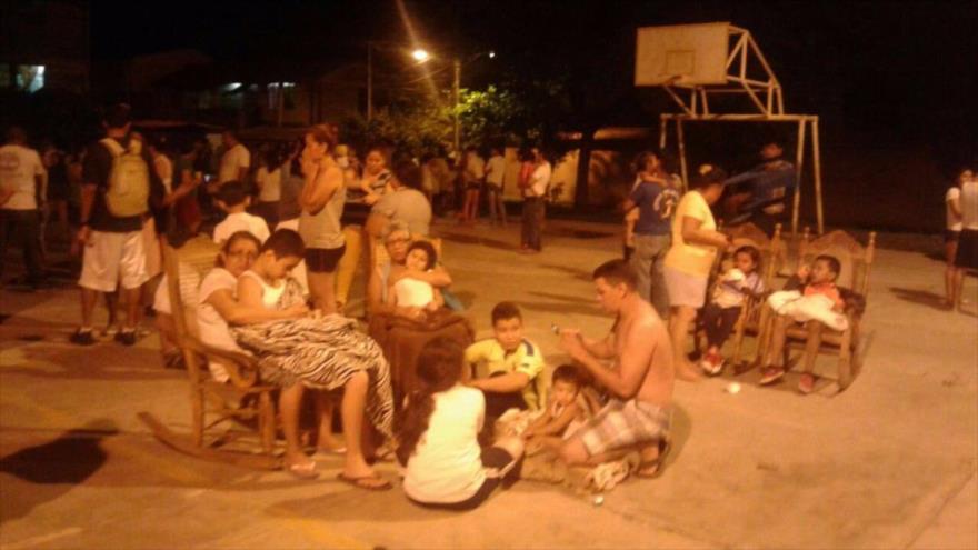 Habitantes del departamento de de Chinandega en Nicaragua, fuera de sus hogares después del sismo 6.1 sentido en el país.