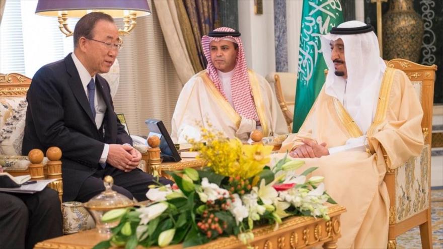 El secretario general de la ONU, Ban Ki-moon (izda.), se reúne con el rey saudí, Salman bin Abdulaziz Al Saud (dcha.).