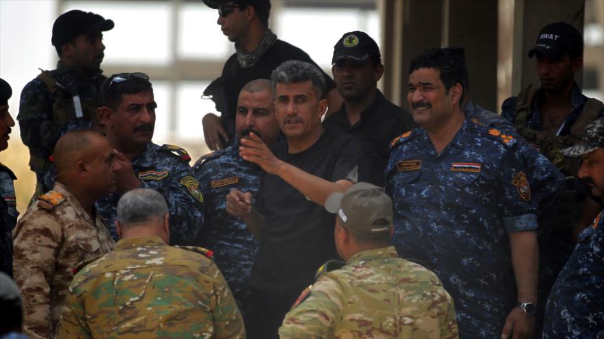 El general Abdelwahab al-Sadi, habla con los militares iraquíes en el barrio de Shuhada en la ciudad de Faluya, en la provincia de Al-Anbar, 10 de junio de 2016.