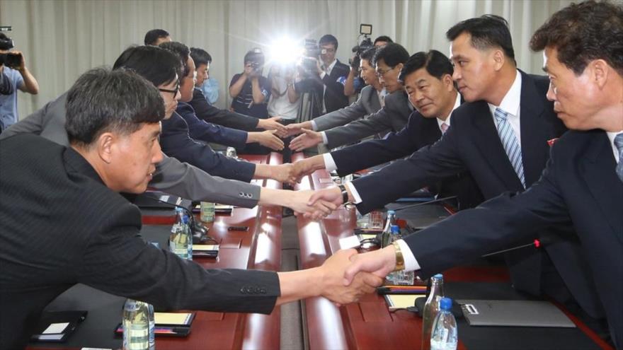 Reunión anterior de los representantes surcoreanos y norcoreanos en 2014.