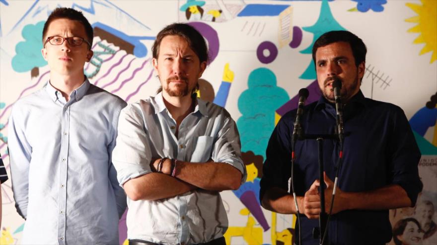 El líder de Podemos, Pablo Iglesias (centro), junto a su número dos, Iñigo Errejón (izda.), y el coordinador general de Izquierda Unida, Alberto Garzón, durante la pegada de carteles que marca el comienzo de la campaña electoral de la coalición Unidos Podemos, 10 de junio de 2016.