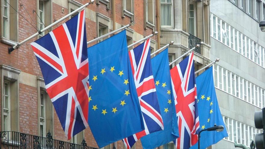 Las banderas del Reino Unido y de la Unión Europea (UE).
