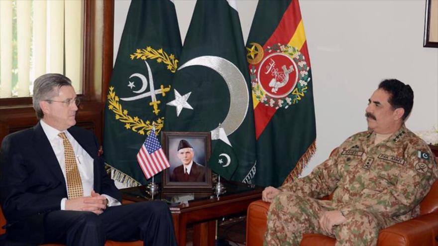 El general Raheel Sharif, jefe de Estado Mayor del Ejército Paquistán, y Richard Olson, enviado especial estadounidense para Afganistán y Paquistán.