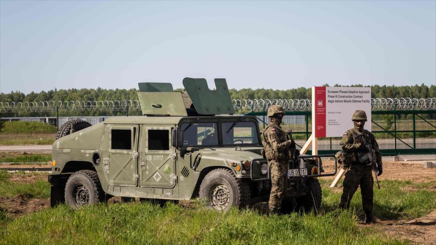 Soldados hacen guardia durante la ceremonia de colocación de una nueva parte del escudo antimisiles de la Organización del Tratado del Atlántico Norte (OTAN) en el norte de Polonia, 13 de mayo de 2016.