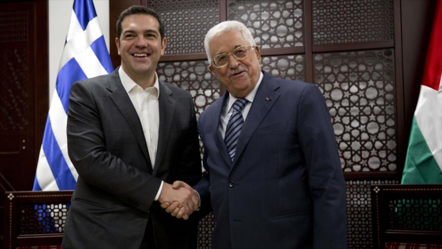 El presidente palestino, Mahmud Abás (dcha.) y el primer ministro griego, Alexis Tsipras.