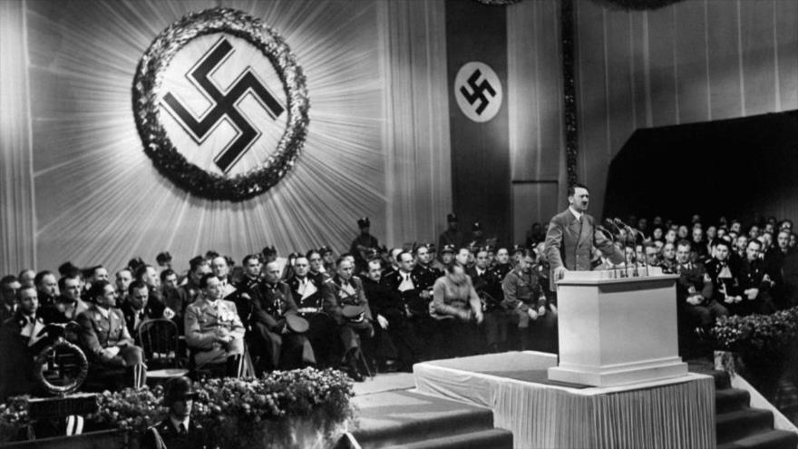 El canciller de Alemania, Adolf Hitler, ofrece un discurso durante una reunión de oficiales del partido nazi, en 1939.
