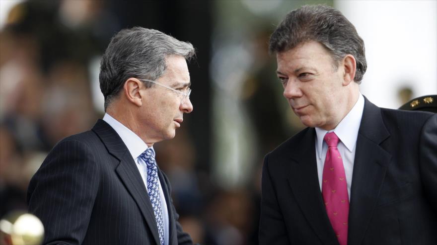 El actual y el expresidente de Colombia, Juan Manuel Santos (dcha.) y Álvaro Uribe Vélez, respectivamente.