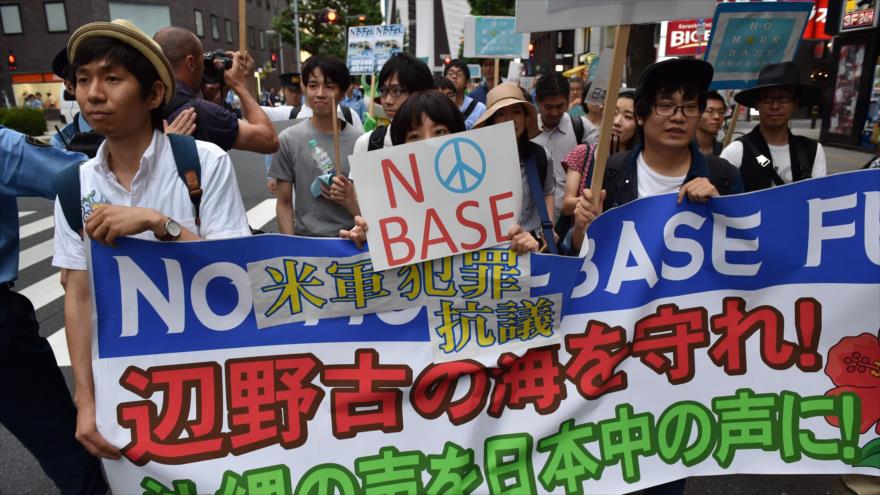 Japoneses en Tokio protestan contra la presencia militar de EE.UU. en su país, 12 de junio de 2016.