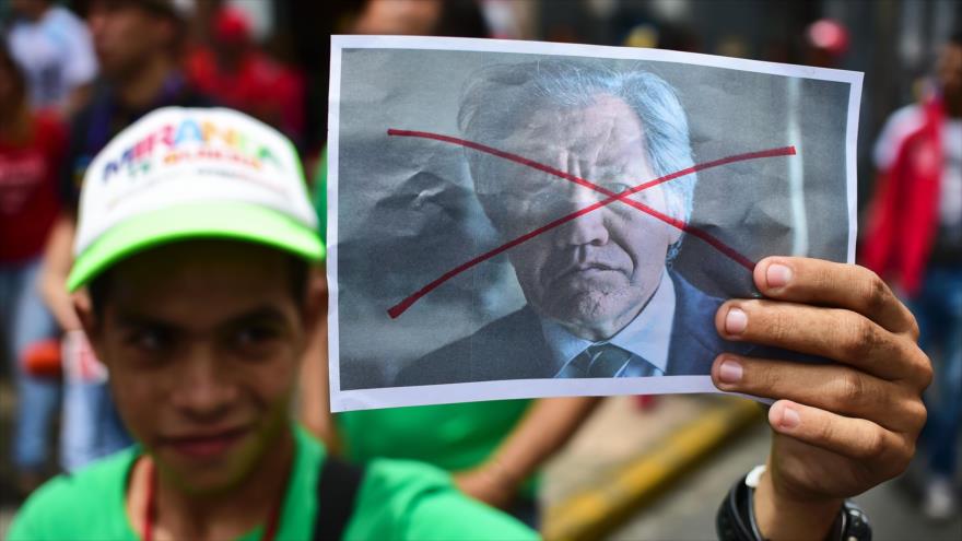 Ciudadano venezolano muestra una foto tachada del secretario general de la OEA, Luis Almagro, durante una manifestación en apoyo al Gobierno del presidente Nicolás Maduro.