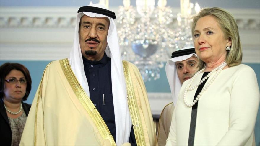 La precandidata demócrata, Hillary Clinton (dcha.), junto con el rey saudí Salman bin Abdulaziz Al Saud.