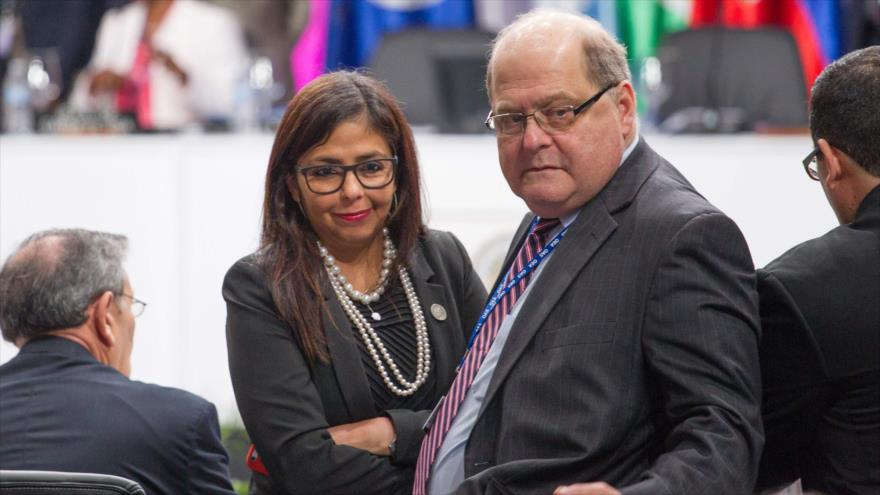 La canciller venezolana, Delcy Rodríguez (izda.), y el embajador de este país ante la Organización de los Estados Americanos (OEA), Bernardo Álvarez, en la 46ª Asamblea General de ese organismo, 14 de junio de 2016.