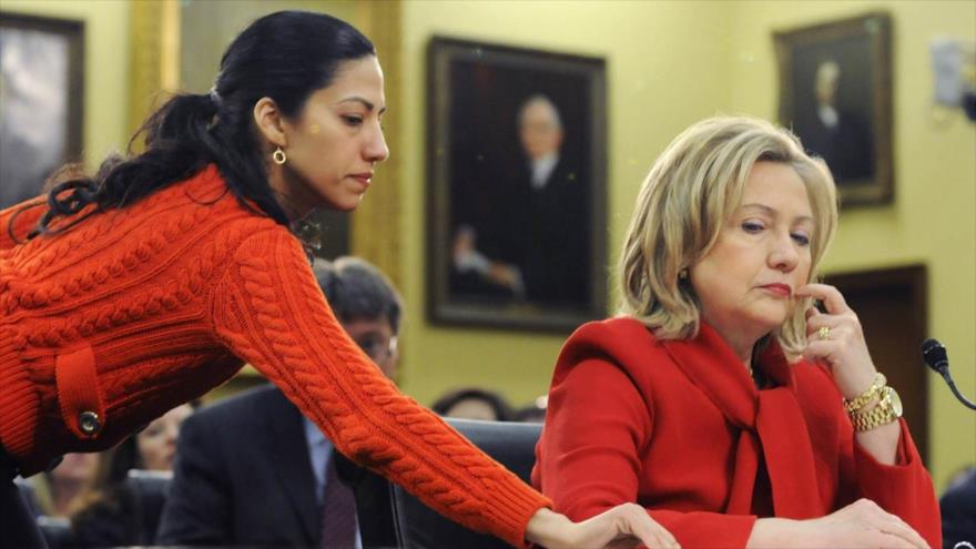 La precandidata demócrata Hillary Clinton (dcha.), junto a su mano derecha, Huma Abedin.