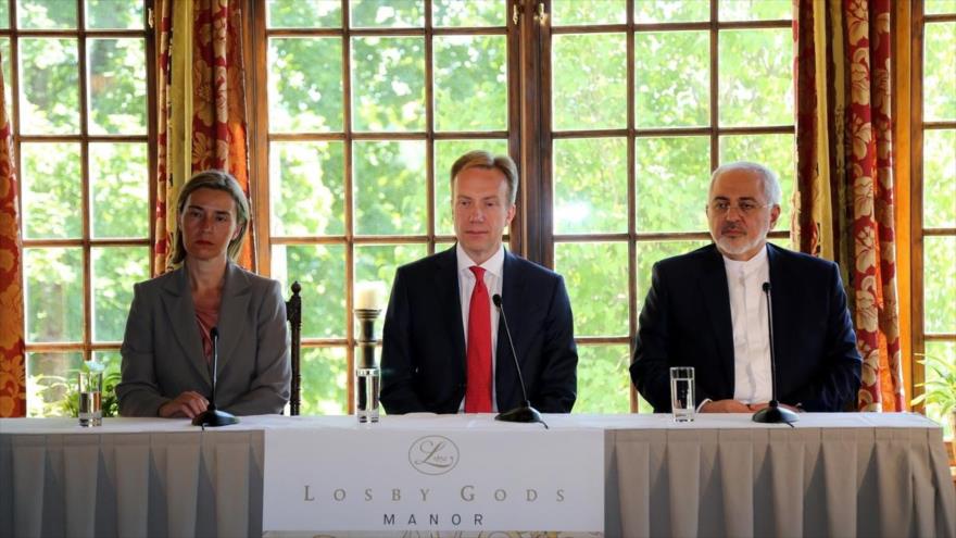 De derecha a izquierda: Los jefes de la Diplomacia de Irán, Noruega, y la Unión Europea, Mohamad Yavad Zarif, Federica Mogherini, y Borge Brende, respectivamente, en una rueda de prensa en Oslo, capital noruega, 14 de junio de 2016.