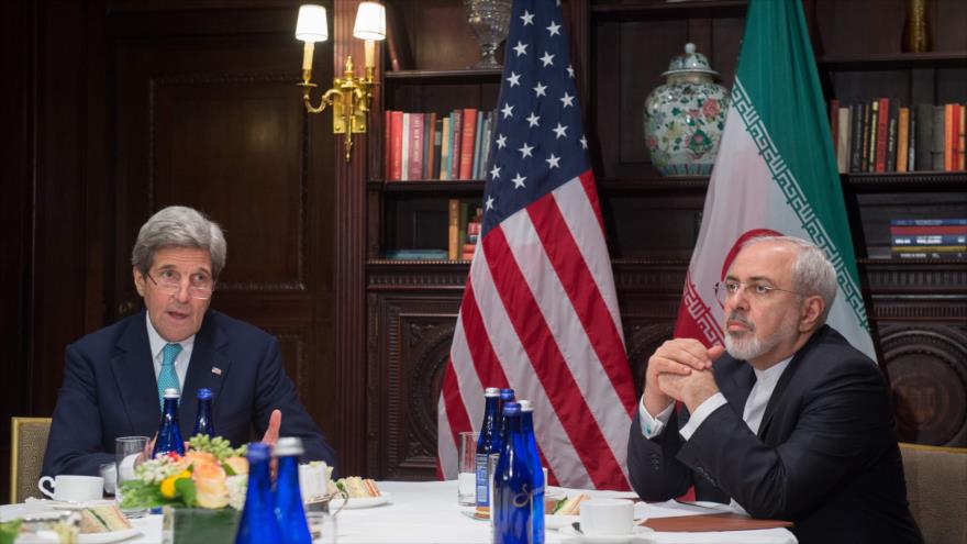 El canciller iraní, Mohamad Yavad Zarif (dcha.), se reúne con su homólogo estadounidense, John Kerry.
