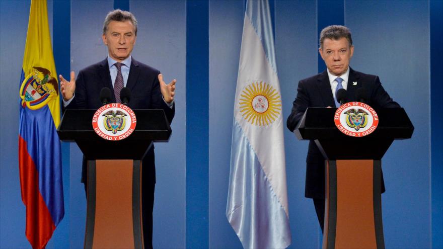 El presidente de Colombia, Juan Manuel Santos (dcha.) y su homólogo argentino, Mauricio Macri, ofrecen una rueda de prensa conjunta. Bogotá, 15 de junio 2016.