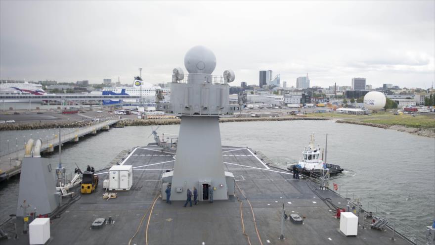 El buque de la Sexta Flota de Estados Unidos, USS Mount Whitney, sale del puerto de Tallin, capital de Estonia, para empezar maniobras de BALTOPS, 5 de junio de 2016.