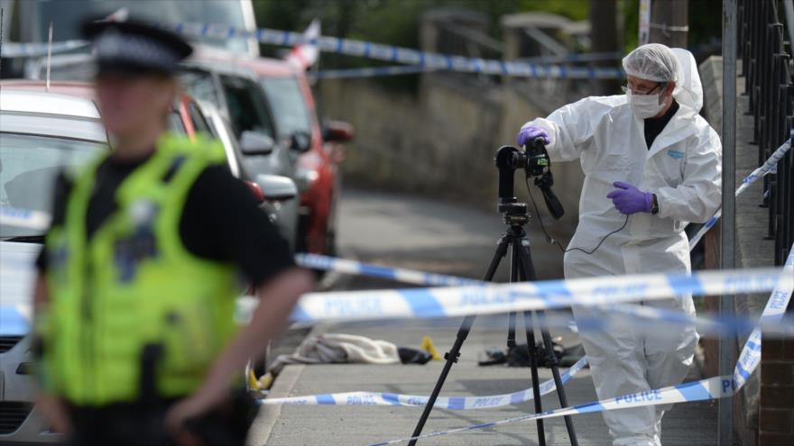 Un oficial de la Policía Científica británica trabaja en la escena del crimen en Birstall (norte del Reino Unido), donde la diputada del Partido Laborista, Jo Cox, recibió un disparo, 16 de junio de 2016.
