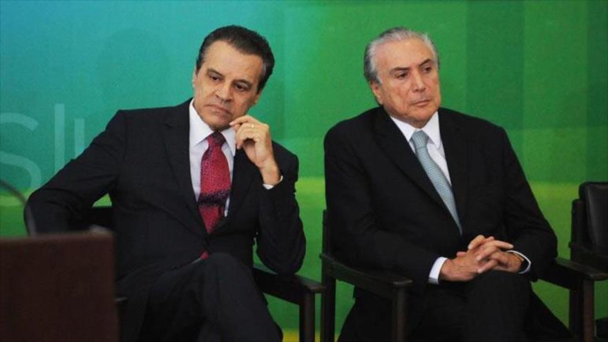 El presidente interino de Brasil, Michel Temer (dcha.) y su exministro de Turismo Henrique Eduardo Alves.