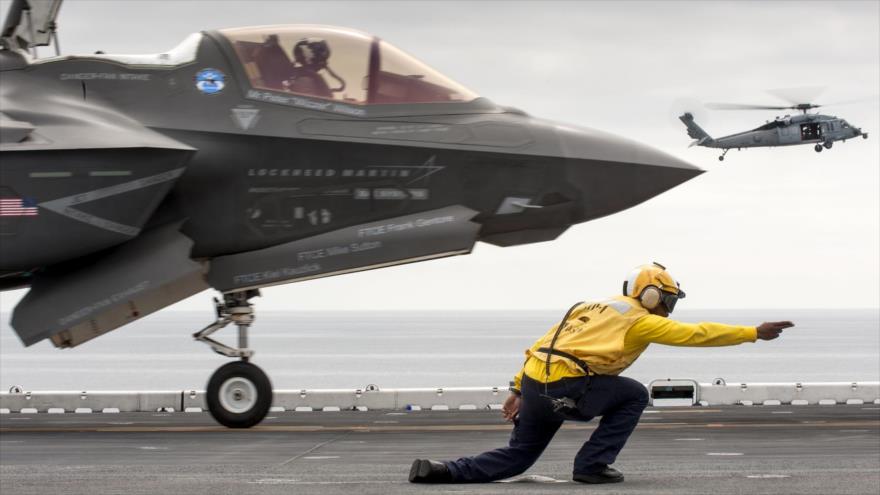 Un cazabombardero F-35B Lightning II despliega desde un portaaviones estadounidense.