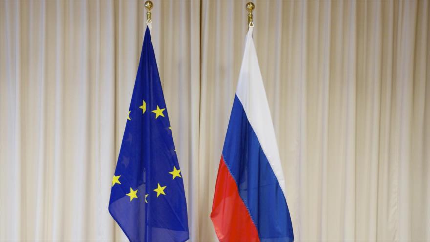 Las banderas de la Rusia (dercha.) y Unión Europea (UE).