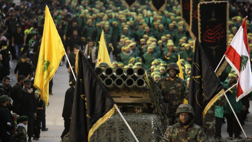 Fuerzas del Movimiento de la Resistencia Islámica de El Líbano (Hezbolá) exhiben durante un desfile militar un lanzador de cohetes.