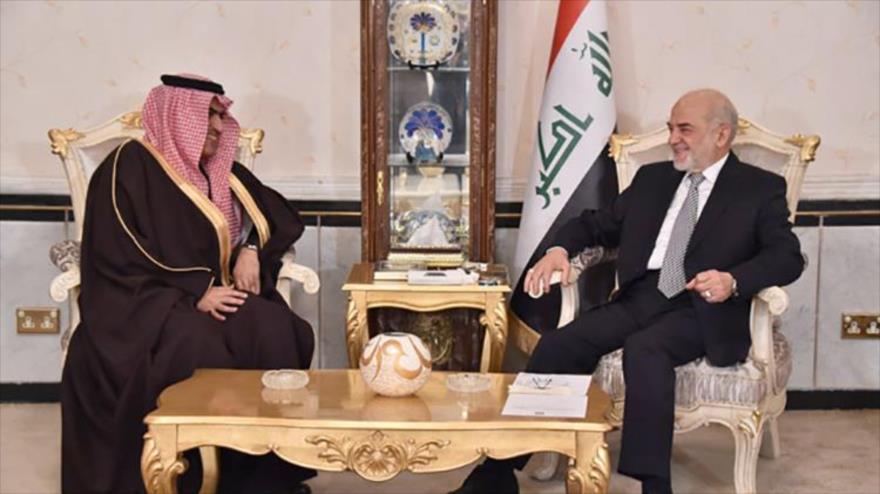 El embajador saudí en Irak, Thamir al-Sabhan (izda.), se encuentra con el canciller iraquí, Ibrahim al-Yafari, en la capital, Bagdad, 14 de enero de 2016.