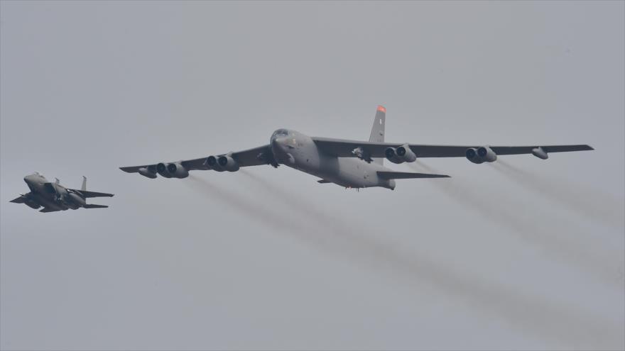 El caza bombardero de EE.UU., Stratofortress tipo B-52 (dcha.), junto a un avión de combate F-15K de Corea del Sur, sobrevuela la base aérea de Osan, a unos 70 km en el sur de la frontera intercoreana, 10 de enero de 2016.