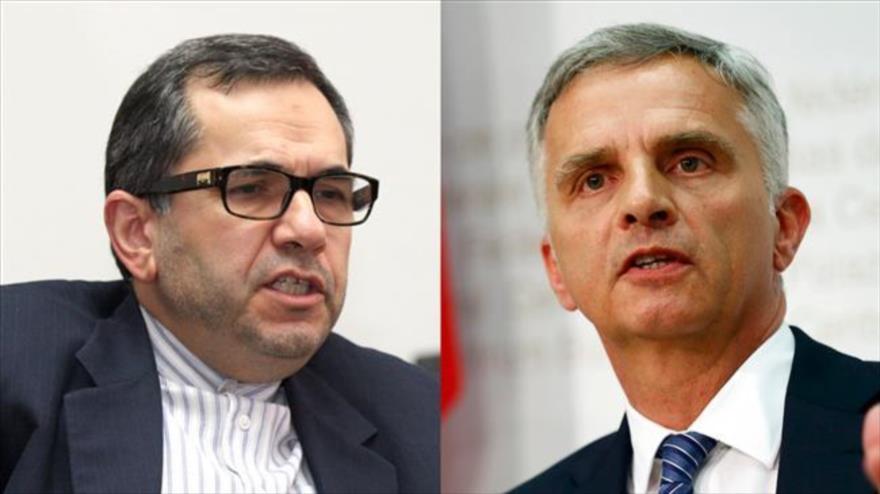 El ministro suizo de Asuntos Exteriores, Didier Burkhalter (dcha.), y el vicecanciller iraní para Asuntos de América y Europa, Mayid Tajt Ravanchi.
