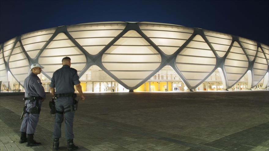 Dos efectivos policiales en las afueras de un estadio en Brasil.