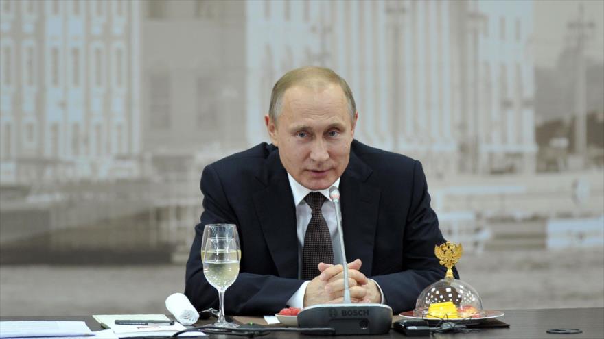 El presidente ruso, Vladimir Putin, participa en el Foro Económico Internacional en San Petersburgo (Rusia), 17 de junio de 2016.