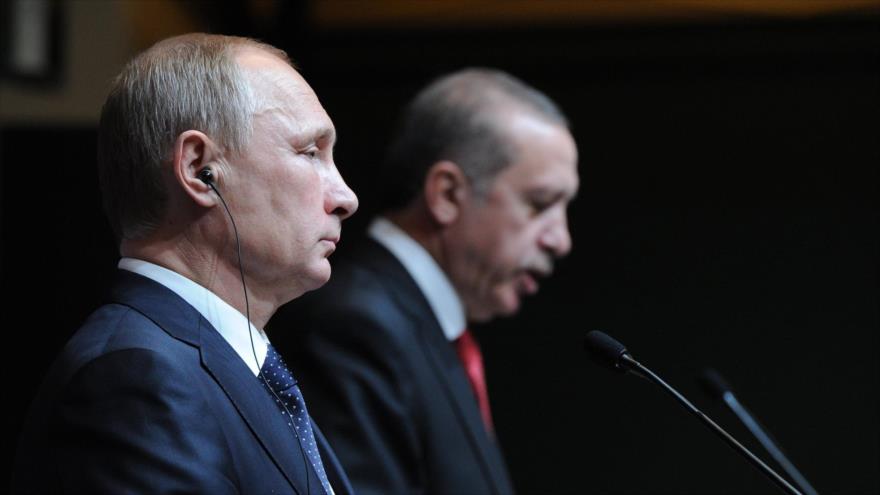 Los presidentes de Rusia y Turquía, Vladimir Putin (iza.) y Recep Tayyip Erdogan, respectivamente.