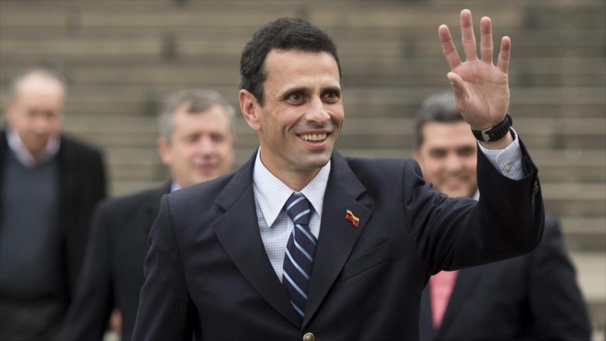 El líder opositor venezolano Henrique Capriles hace un gesto al salir de la Casa Rosada, tras reunirse con el presidente de Argentina, Mauricio Macri, en Buenos Aires, 13 de junio de 2016. 