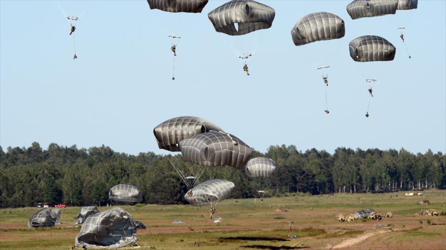 Soldados estadounidenses se lanzan en paracaídas en un lugar de Polonia en el marco de las maniobras Anaconda de la OTAN, 7 de junio de 2016.