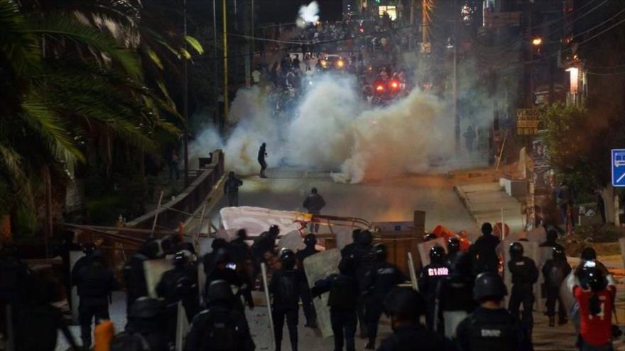 Un enfrentamiento entre las fuerzas policiales de México y los maestros de la Coordinadora Nacional de Trabajadores de la Educación (CNTE).