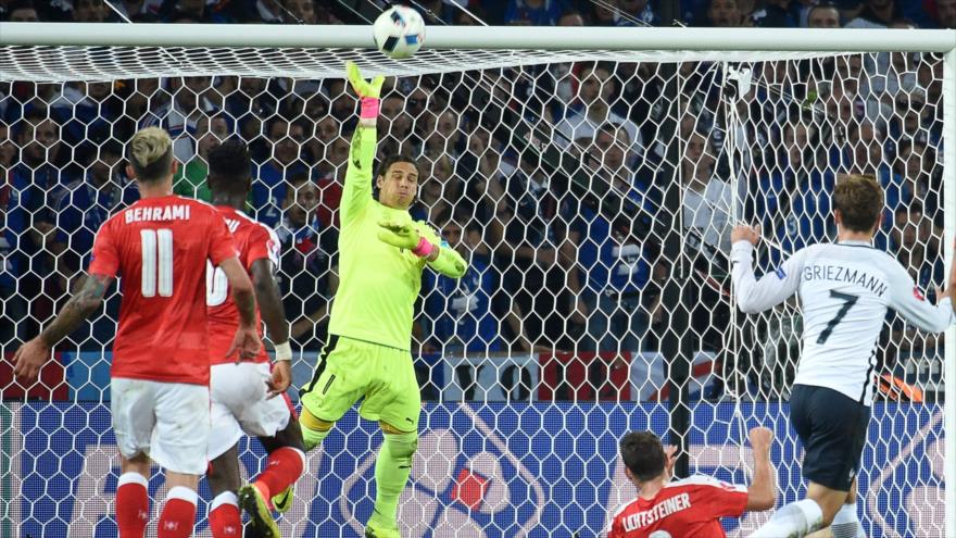 El portero suizo Yann Sommer defiende una bola lanzada por jugadores franceses, en un partido de la Eurocopa de Francia, 19 de junio de 2016.
