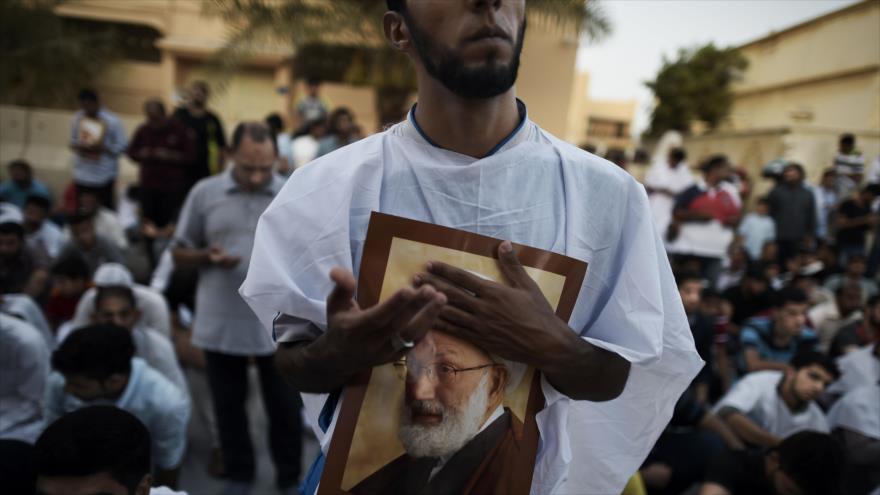 Manifestantes bareiníes asisten a una protesta contra la revocación de la ciudadanía de el prominente clérigo chií, el sheij Isa Ahmad Qasem, 20 de junio de 2016.