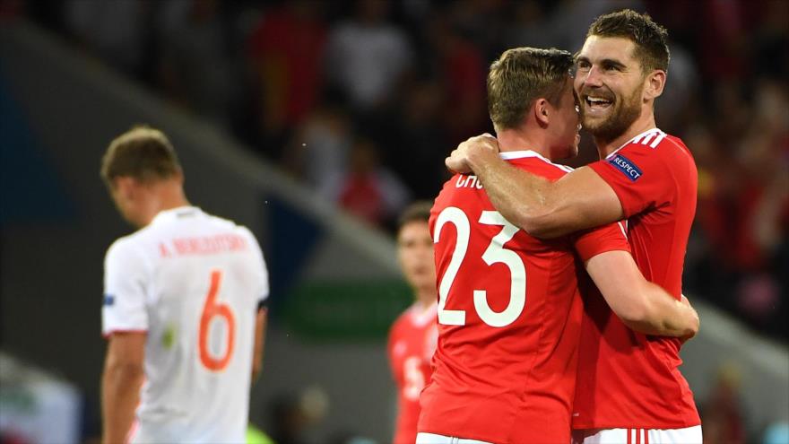 Los delanteros de Gales, Simon Church (número 23) y Sam Vokes, celebran su victoria frente a Rusia, 20 de junio de 2016.