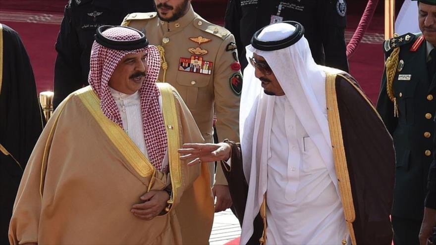 El rey del régimen bareiní, Hamad bin Isa Al Jalifa (izda.), y el rey saudí, Salman bin Abdelaziz Al Saud.