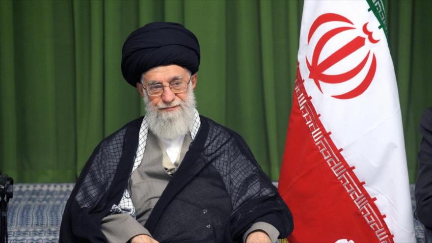 El Líder de la Revolución Islámica de Irán, el ayatolá Seyed Ali Jamenei, reunido con un número de poetas, 19 de junio de 2016.