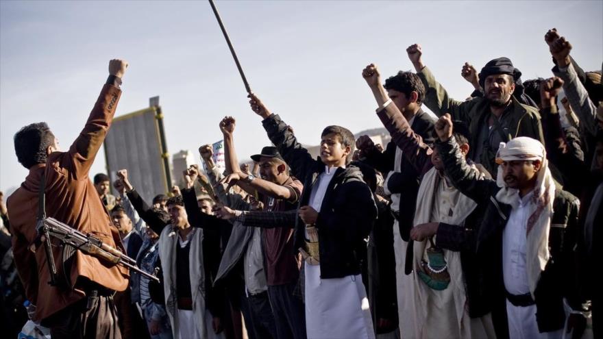 Los combatientes del movimiento popular yemení Ansarolá.