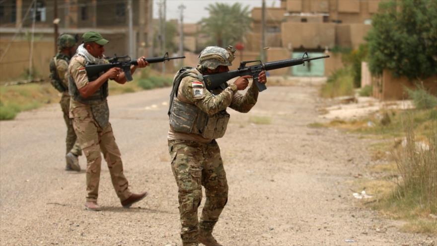 Soldados iraquíes apuntan con sus armas contra terroristas de Daesh en Faluya, 20 de junio de 2016.