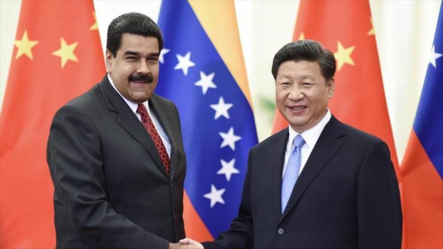 El presidente de Venezuela, Nicolás Maduro (izqda.), y su par chino, Xi Jinping.