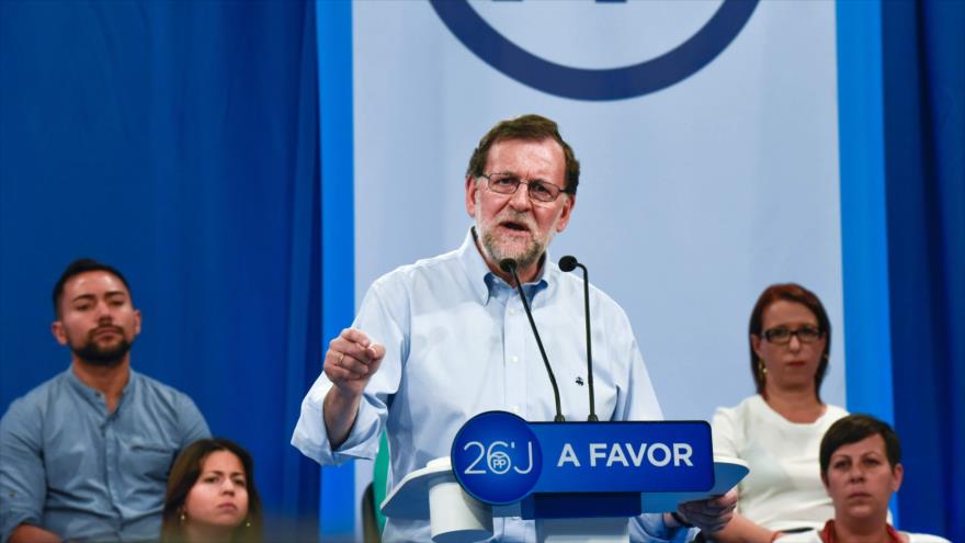 El presidente del Gobierno en funciones y candidato del Partido Popular (PP) a la Presidencia de España, Mariano Rajoy, ofrece un discurso como parte de su campaña electoral.