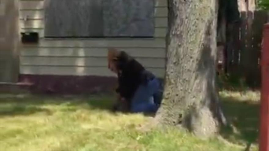 Una imagen tomada del video en el que se muestra cómo un agente policial golpea a un afroamericano.