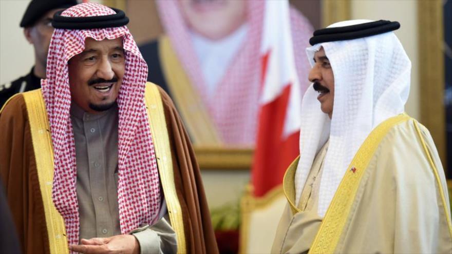 Los reyes de Arabia Saudí, Salman bin Abdulaziz Al Saud (izda.), y de Baréin, Hamad bin Isa Al Jalifa, durante una reunión.