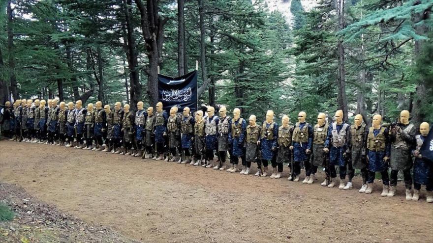 Miembros del grupo takfirí EIIL (Daesh, en árabe) se reúnen en una zona desconocida en Afganistán.