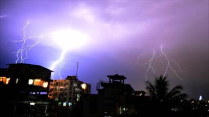 Mueren 90 personas por impactos de rayos en La India