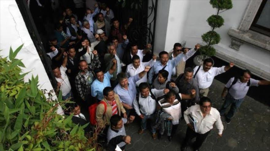 Integrantes de la disidencia magisterial arriban a las instalaciones de la Secretaría de Gobernación de México bajo el lema “va caer, va caer, la reforma, va caer”, 22 de junio de 2016.