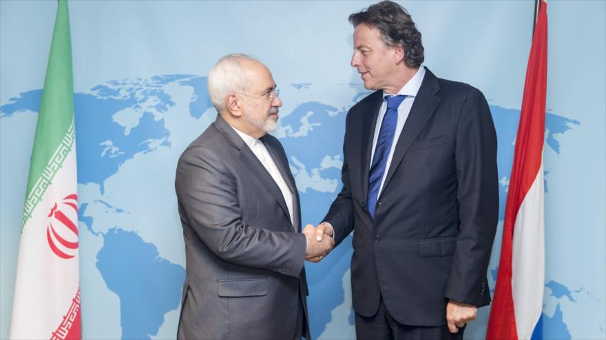 El ministro de Exteriores iraní, Mohamad Yavad Zarif (izquierda), y su par holandés, Bert Koenders, antes de su reunión en La Haya, 23 de junio de 2016.