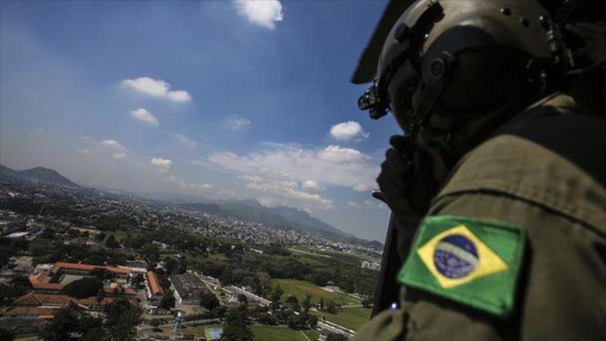 La aviación militar brasileña se entrena en Río de Janeiro para garantizar la seguridad de los JJOO 2016.